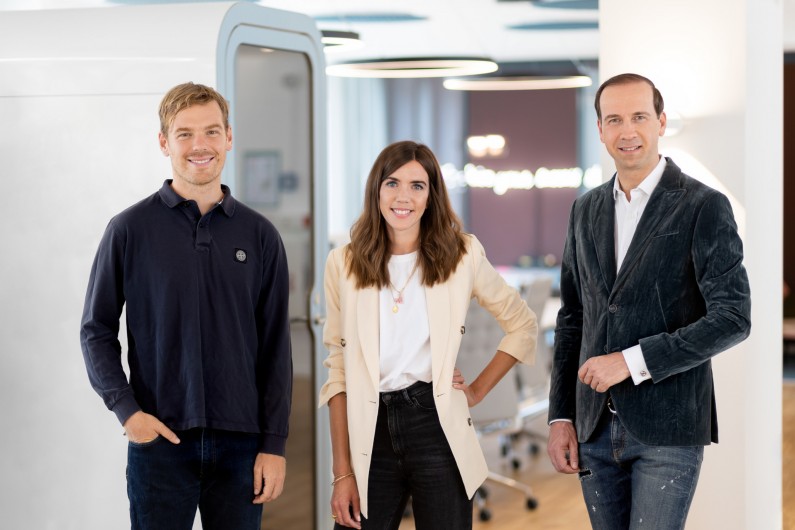 Storytelling trifft auf KI: Felix Willikonsky und Henni Wiedemann der Digital Communications Unit gemeinsam mit PIABO CEO Tilo Bonow  