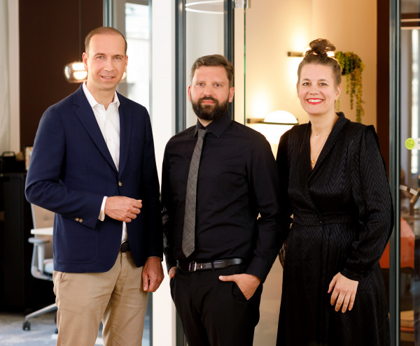 Tilo Bonow, Gründer und CEO von PIABO mit Marc-Pierre Hoeft und Daniela Harzer, COO bei PIABO  (v. l. n. r.)  © Robert Lehmann