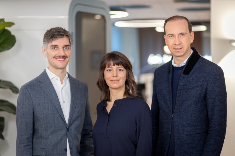 Die zwei Köpfe der Greentech Practice Andreas Krönke und Lara Schermer gemeinsam mit PIABO CEO Tilo Bonow